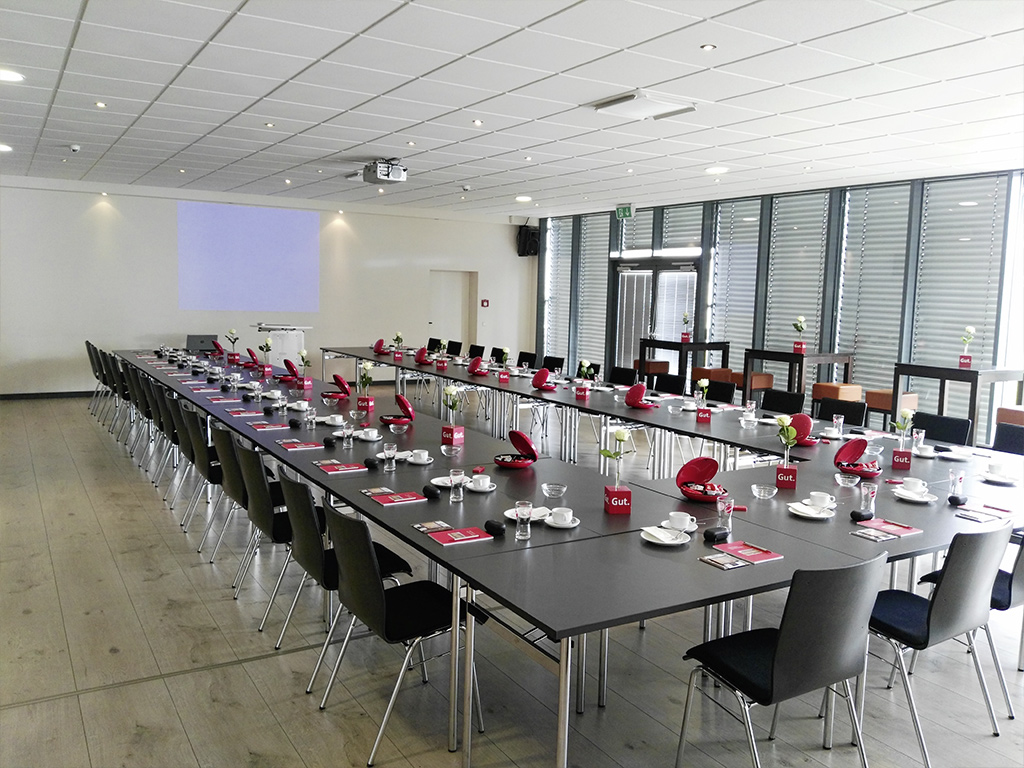 Westpress Arena Hamm - VIP-Raum, eingedeckt für eine Business-Tagung der Sparkasse.